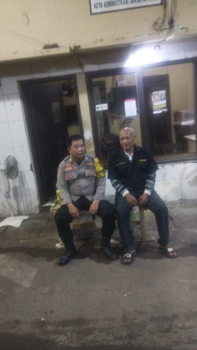 
					Deteksi Dini Guantibmas, Bhabinkamtibmas Tanah Tinggi Sambangi Pos Kamling RW 06