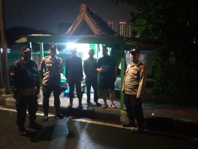 
					Patroli Jalan Kaki Tiga Pilar Menteng Perkuat Keamanan Jalan Cilosari Menteng