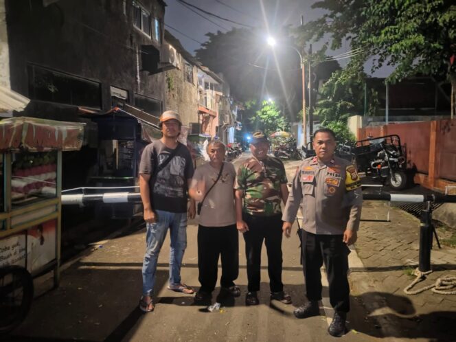 
					Bhabinkamtibmas Benhil Sambangi Poskamling RT 04/06 Ajak Awak Satkamling Jaga Kamtibmas