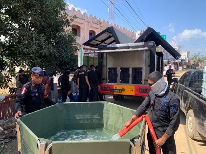 
					Polri Salurkan Air Bersih dan Bagikan Masker untuk Warga Terdampak Banjir di Nagan Raya