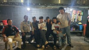 Pembinaan Bhabinkamtibmas Kepada Remaja Jelang Dini Hari, Cegah Tawuran di Pasar Baru