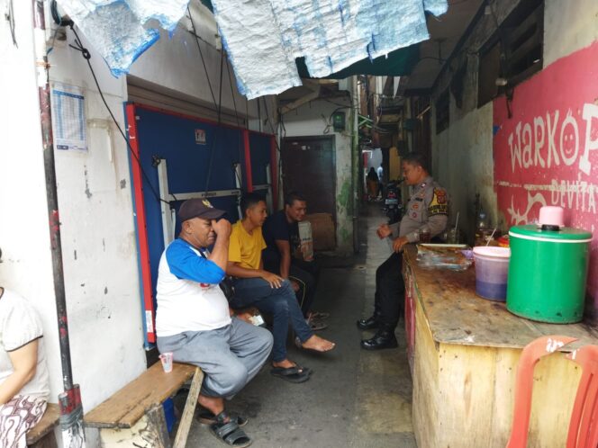 
					Bhabinkamtibmas Sambangi Warga Mangga Dua Selatan, Perkuat Deteksi Dini Kamtibmas