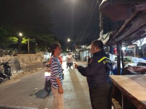 Patroli Malam Bhabinkamtibmas di Pasar Pintu Air Petamburan, Cegah Aksi 3C dan Tawuran