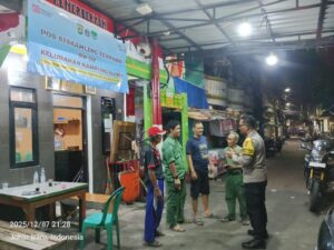 Sambangi Pos Kamling, Bhabinkamtibmas Kampung Rawa Ingatkan Warga Waspada Curas, Curanmor, dan Tawuran