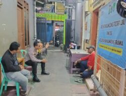 Bersama Jaga Lingkungan Aman, Bhabinkamtibmas Kampung Rawa Patroli Jalan Kaki dan Sambangi Pos Satkamling RW 06