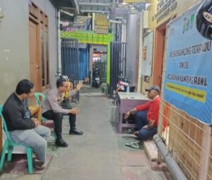 Bersama Jaga Lingkungan Aman, Bhabinkamtibmas Kampung Rawa Patroli Jalan Kaki dan Sambangi Pos Satkamling RW 06
