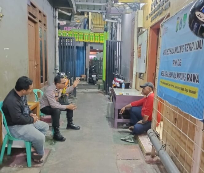 
					Bersama Jaga Lingkungan Aman, Bhabinkamtibmas Kampung Rawa Patroli Jalan Kaki dan Sambangi Pos Satkamling RW 06