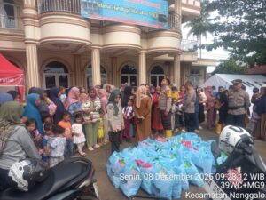 Polda Sumbar Salurkan Bantuan untuk Ibu dan Balita Terdampak Banjir Bandang di Nanggalo