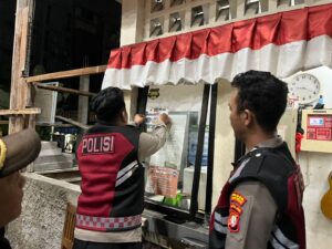 Patroli Dan Sambang Malam Hari Di Rusun Karang Anyar, Warga Dimudahkan Lapor via Barcode