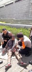 Sigap dan Humanis, Polisi Ditpamobvit Tolong Wanita Terjatuh di Depan Kedutaan AS