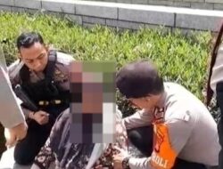 Sigap dan Humanis, Polisi Ditpamobvit Tolong Wanita Terjatuh di Depan Kedutaan AS