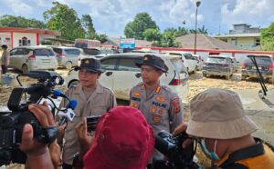 Kapolres Aceh Tamiang Cek Mobil Terdampak Banjir, Bantah Isu Mayat di Dalam Kendaraan