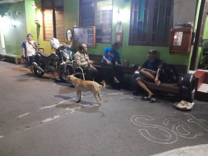 
					Bhabinkamtibmas Gambir Sambangi Pos Kamling RW 04, Perkuat Sinergi Warga Jaga Kamtibmas