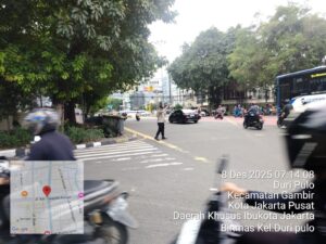 Bhabinkamtibmas Duri Pulo Laksanakan Gatur Pagi di TL Cideng, Warga Terbantu Arus Lalin Tetap Lancar