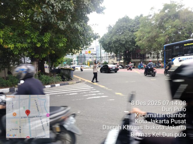 
					Bhabinkamtibmas Duri Pulo Laksanakan Gatur Pagi di TL Cideng, Warga Terbantu Arus Lalin Tetap Lancar
