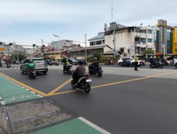 Bhabinkamtibmas Cideng Atur Lalin Pagi di TL Biak, Wujud Kehadiran Polisi di Titik Padat Warga