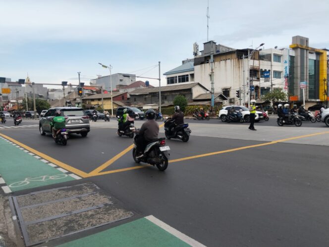 
					Bhabinkamtibmas Cideng Atur Lalin Pagi di TL Biak, Wujud Kehadiran Polisi di Titik Padat Warga