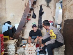 Cooling System, Bhabinkamtibmas Patroli dan Sambang Pastikan Pedagang di Area Pasar Gembrong Kelurahan Kampung Rawa Aman