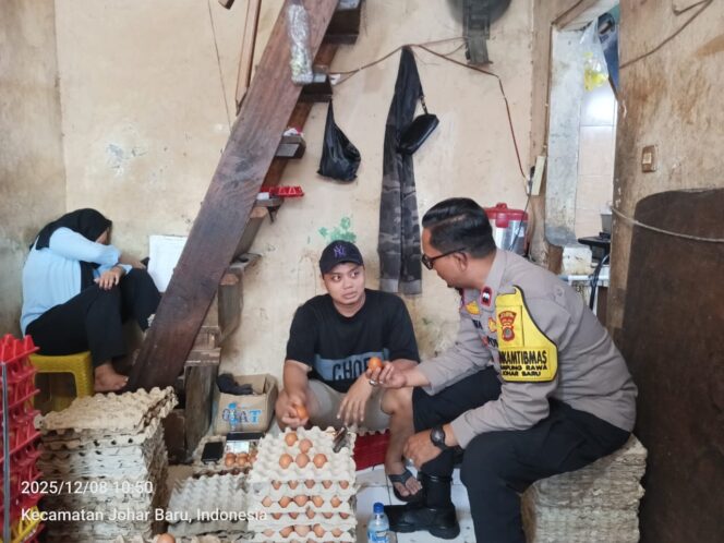 
					Cooling System, Bhabinkamtibmas Patroli dan Sambang Pastikan Pedagang di Area Pasar Gembrong Kelurahan Kampung Rawa Aman