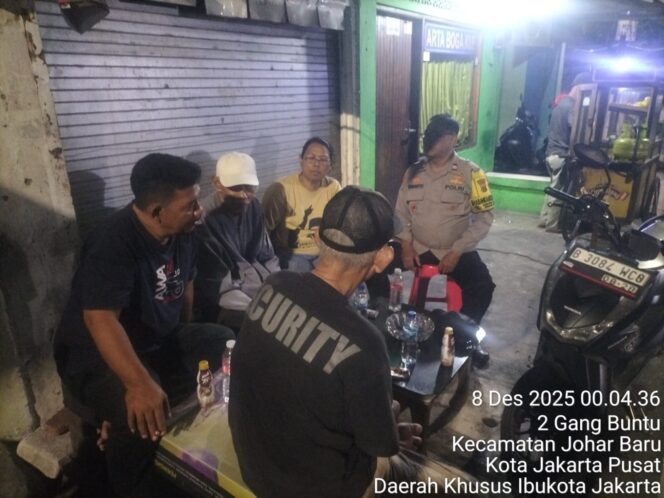 
					Guyub Jaga Wilayah Aman, Polisi Patroli Door to Door di RW 11 Johar Baru