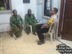 Polisi dan Warga Bersinergi, Patroli Malam Jaga RW 06 Johar Baru Aman
