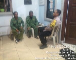 Polisi dan Warga Bersinergi, Patroli Malam Jaga RW 06 Johar Baru Aman