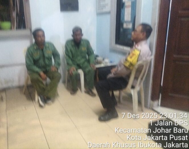 
					Polisi dan Warga Bersinergi, Patroli Malam Jaga RW 06 Johar Baru Aman