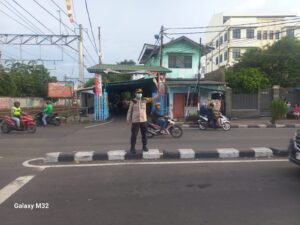 Kepadatan Arus Terpantau, Polsek Kemayoran Turunkan Personel Gatur Sore