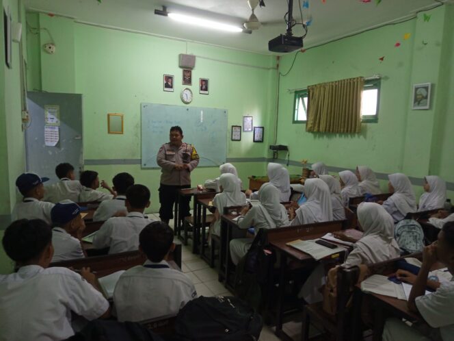 
					Dekatkan Diri dengan Pelajar, Polri Lakukan Penyuluhan di SMPN An-Nur