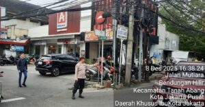 Polri Atur Lalu Lintas di Pertigaan Benhil, Arus Lalin Sore Hari Ramai