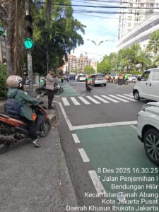 Polisi Tanah Abang Humanis Atur Lalu Lintas Sore Hari di TL Penjernihan Saat Jam Pulang