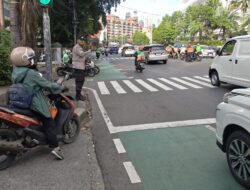 Polisi Tanah Abang Humanis Atur Lalu Lintas Sore Hari di TL Penjernihan Saat Jam Pulang