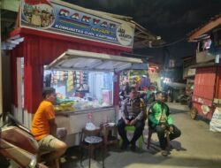 Sambangi Gerai Rakyat Mart, Bhabinkamtibmas Karet Tengsin dan Komunitas Ojol Jaga Kamtibmas Malam Hari
