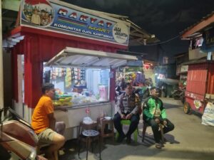 Sambangi Gerai Rakyat Mart, Bhabinkamtibmas Karet Tengsin dan Komunitas Ojol Jaga Kamtibmas Malam Hari