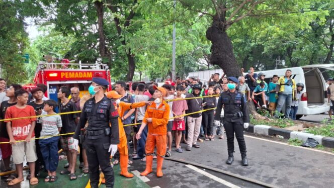 
					Brimob Polda Metro Jaya Gerak Cepat Bantu Evakuasi Korban Kebakaran PT Terra Drone Kemayoran