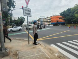 Bhabinkamtibmas Petojo Selatan Lakukan Gatur Pagi di TL Caringin untuk Jaga Kelancaran Arus Lalu Lintas