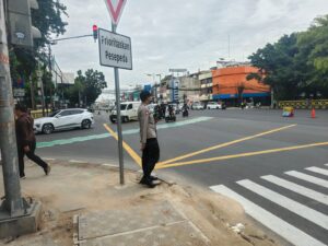 Bhabinkamtibmas Petojo Selatan Lakukan Gatur Pagi di TL Caringin untuk Jaga Kelancaran Arus Lalu Lintas