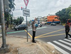 Bhabinkamtibmas Petojo Selatan Lakukan Gatur Pagi di TL Caringin untuk Jaga Kelancaran Arus Lalu Lintas