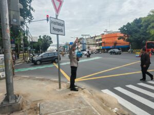 Bhabinkamtibmas Petojo Selatan Lakukan Gatur Pagi di TL Caringin untuk Jaga Kelancaran Arus Lalu Lintas
