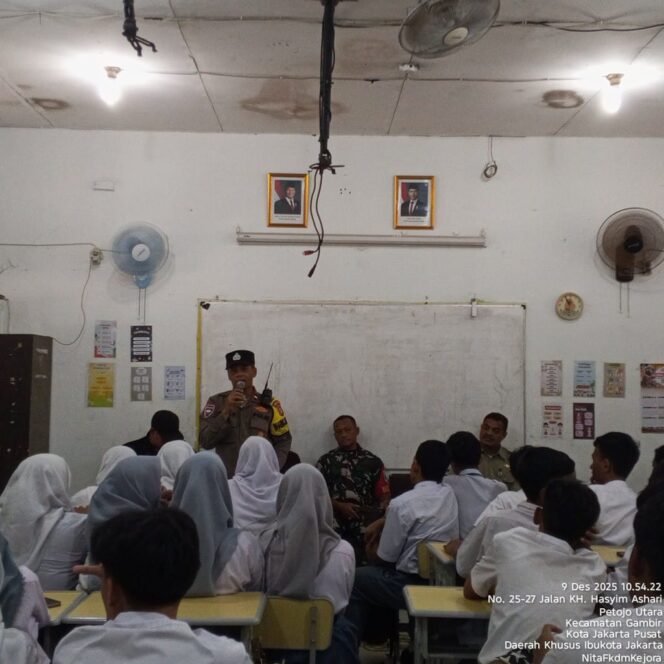 
					Bhabinkamtibmas Petojo Utara Beri Penyuluhan di SMK Al Irsyad, Ajak Pelajar Jaga Diri dan Jaga Jakarta
