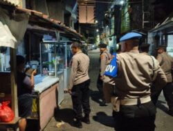 Patroli Jalan Kaki Tiga Pilar Sisir Gang Tembok Kalipasir, Menteng Tetap Aman Terkendali