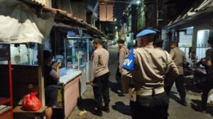 Patroli Jalan Kaki Tiga Pilar Sisir Gang Tembok Kalipasir, Menteng Tetap Aman Terkendali