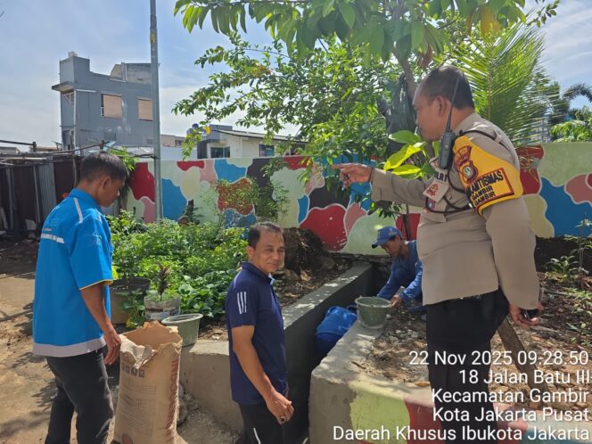 
					Bhabinkamtibmas Gambir Cek Progres Pembuatan Saluran Air, Antisipasi Banjir di Musim Hujan