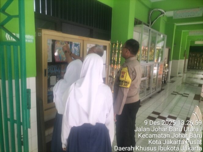 
					Pelayanan Progresif, Bhabinkamtibmas Sambangi SMPN 28 dan SMAN 27 Jaga Keamanan Pelajar