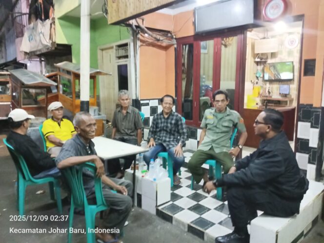 
					Bhabinkamtibmas Kampung Rawa Sambangi Pos Kamling RW 01, Perkuat Keamanan Lingkungan Dini Hari