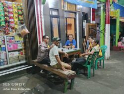 Bersama Jaga Lingkungan Aman, Bhabinkamtibmas Kampung Rawa Sambang Pos Siskamling RW02