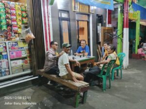 Bersama Jaga Lingkungan Aman, Bhabinkamtibmas Kampung Rawa Sambang Pos Siskamling RW02