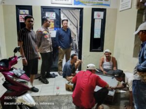 Sinergi Polisi dan Warga, Bhabinkamtibmas Kampung Rawa Sambang Pos Satkamling RW05