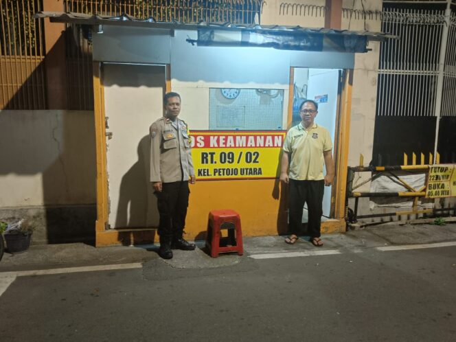 
					Bhabinkamtibmas Petojo Utara Sambangi Sat Kamling RW 02, Ajak Warga Tingkatkan Kewaspadaan