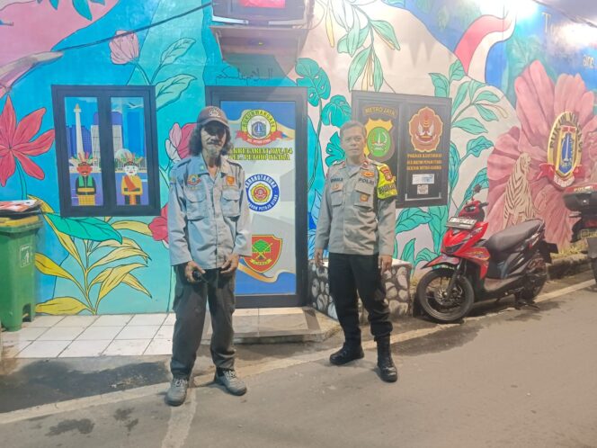 
					Bhabinkamtibmas Petojo Utara Sambangi Sat Kamling RW 04, Ajak Warga Lebih Peduli Keamanan Lingkungan